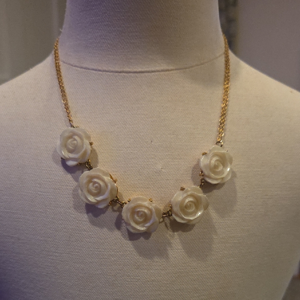 Elegant Gold and Cream Rose Necklace